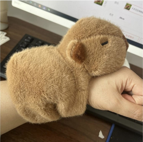 Мягкая плюшевая игрушка браслет на руку коричневая свинка капибара 20 ...