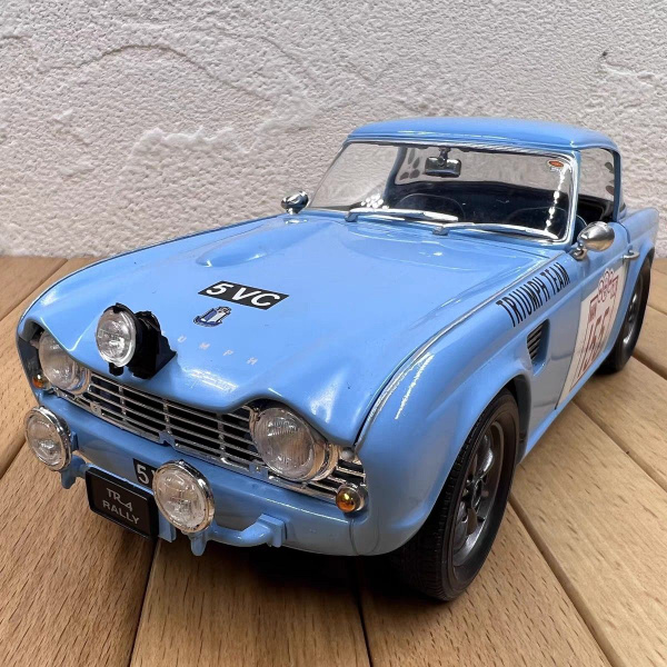 1/18 Модель раллийного автомобиля RALLY TR4 1964 года выпуска, снятая с ...