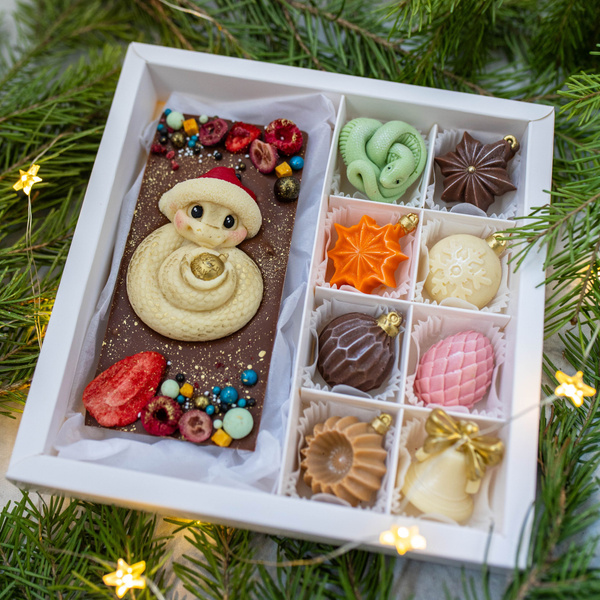 Новогодние конфеты ручной работы и шоколад со змеей, шоколадные елочные ...