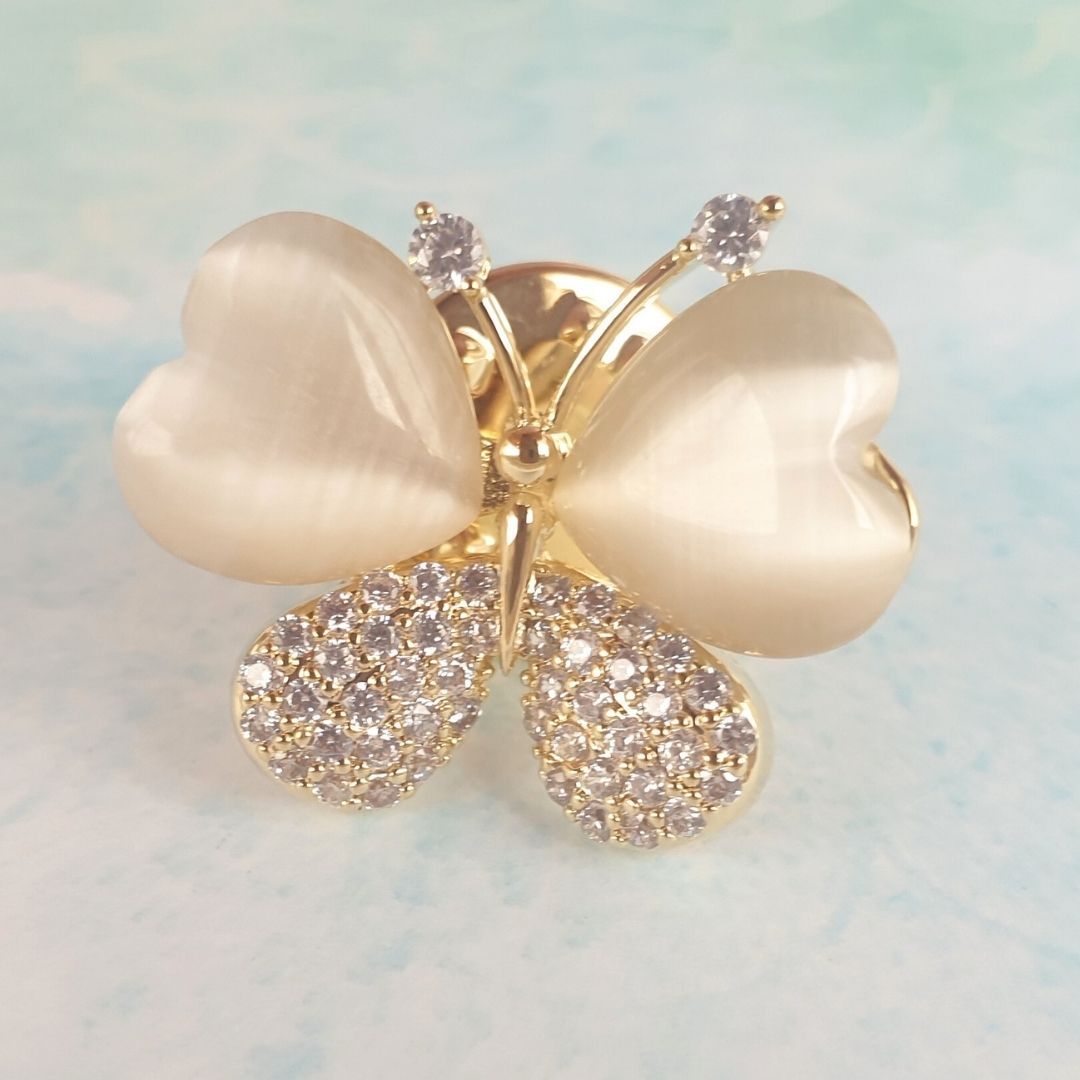 Брошь "Бабочка с кошачьим глазом" золотистый, кремовый, кошачий глаз(имитация), микроинструктация стразами сваровски. Коллекция "Насекомые"