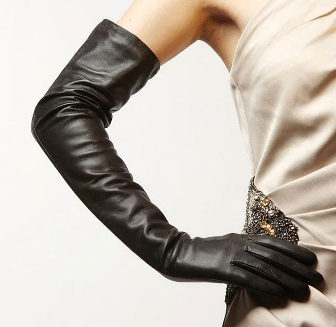 Длинные перчатки выше локтя. Перчатки длинные черные. Атласную длинную черные перчатки. Длинные кожаные перчатки выше локтя. Перчатки кожаные женские длинные.