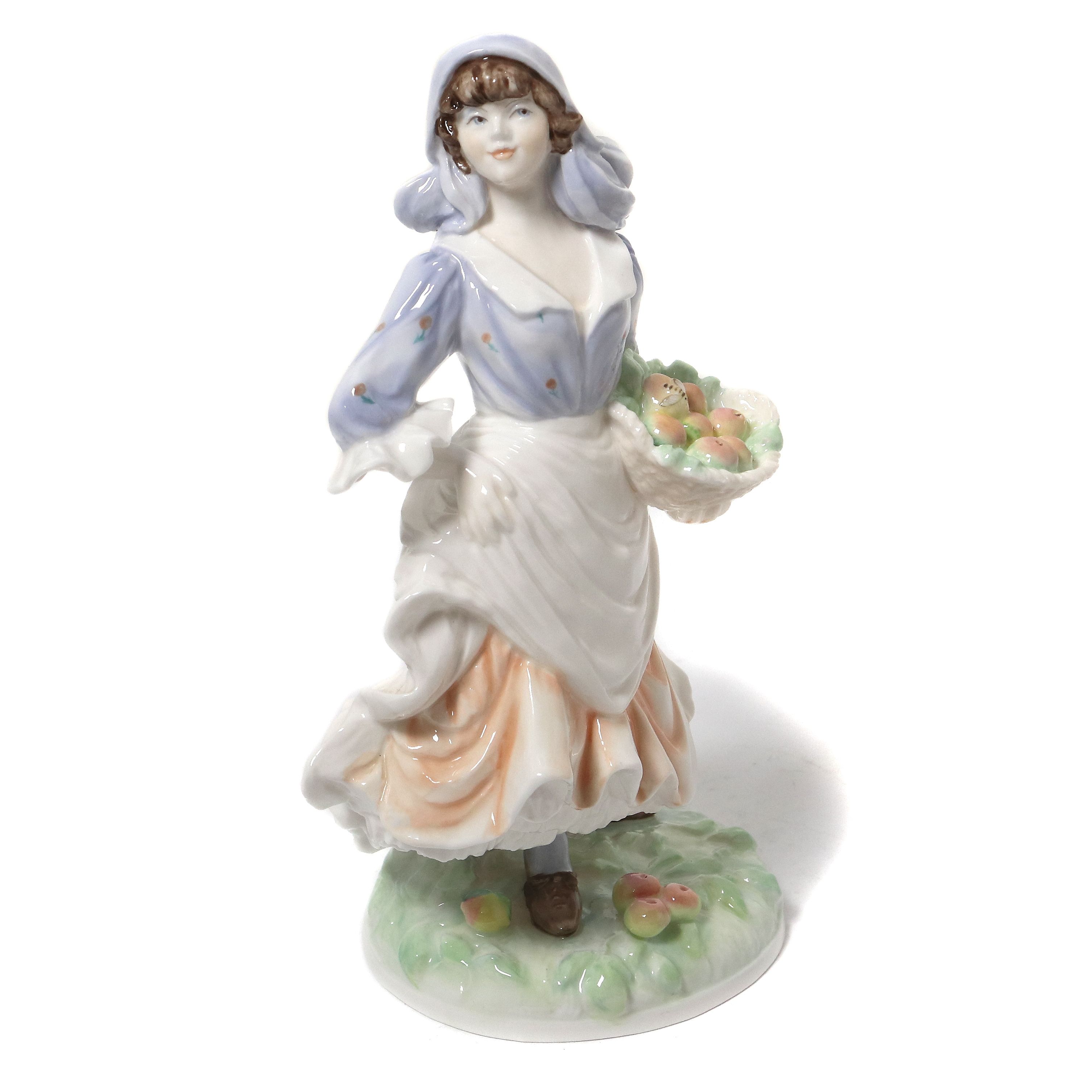 Фарфоровая фигура "Рози собирает яблоки" (Девушка - селянка). Англия, Royal Worcester Porcelain, 1986 год.