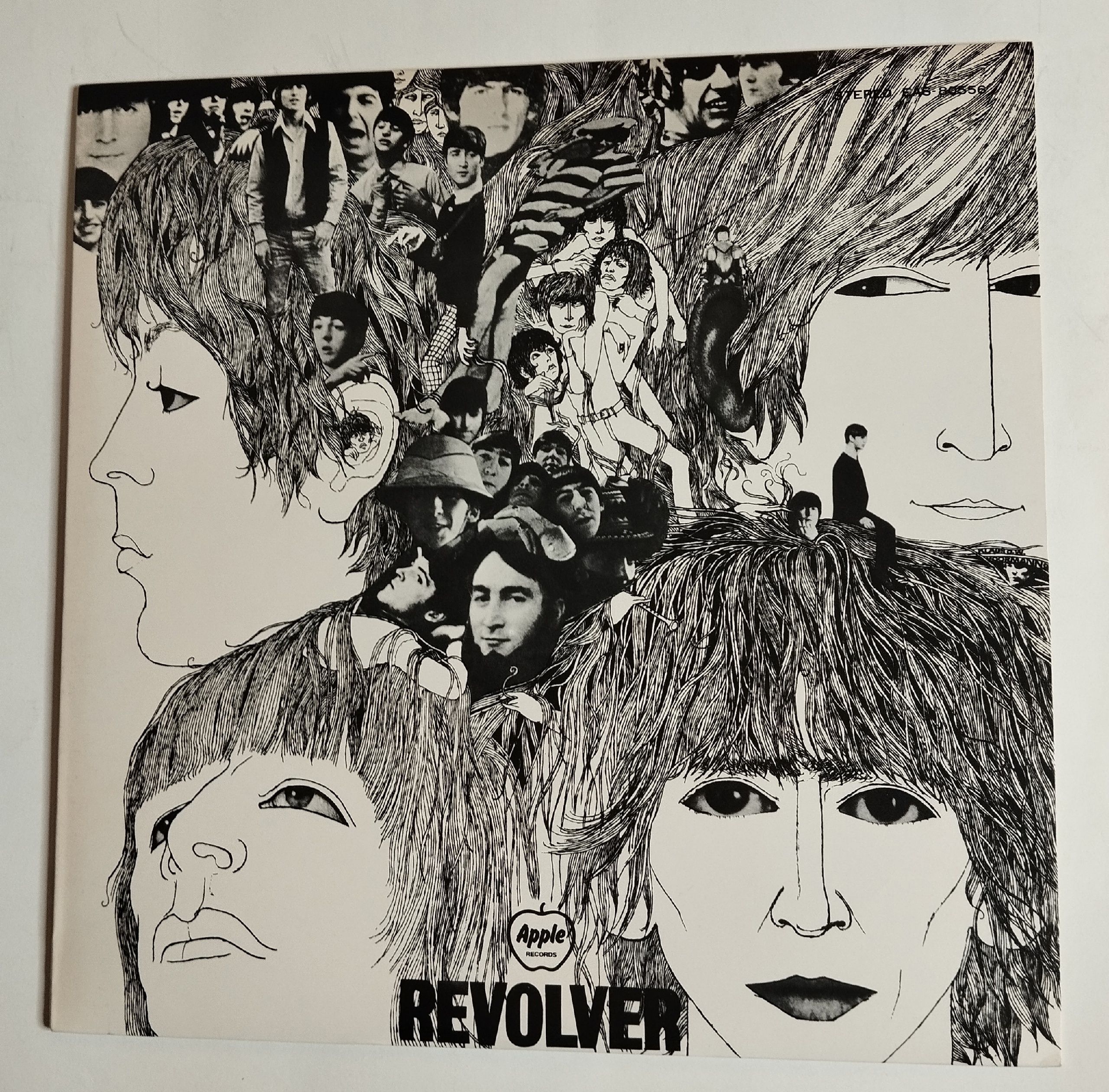 The beatles revolver 1966. Револьверс 2022. The beatles revolver альбом. The beatles revolver 2022. The beatles revolver 1966 обложка.