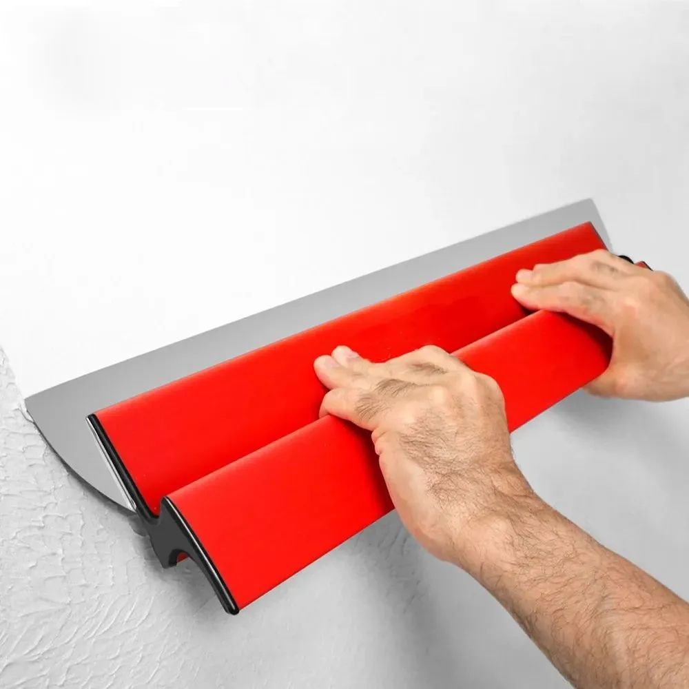 Шпаклевка каким шпателем. Шпаклевать гипсокартон. Шпаклевка каким шпателем. Шпаклевка для стыков гипсокартона. Шпатель для шпаклевки.