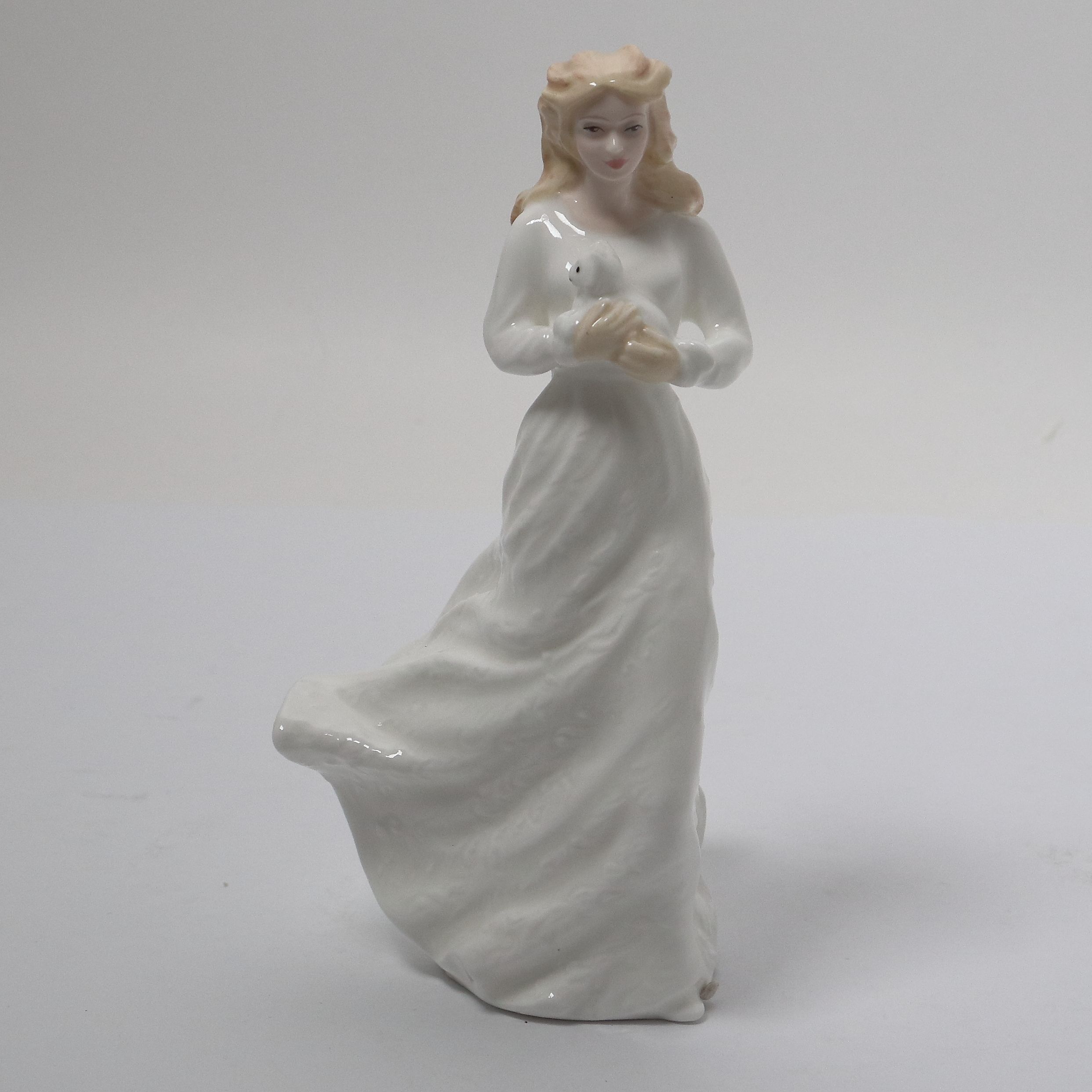 Фарфоровая фигура "Люблю тебя" (девушка с котенком). Англия, Royal Doulton Porcelain, 1991 год.