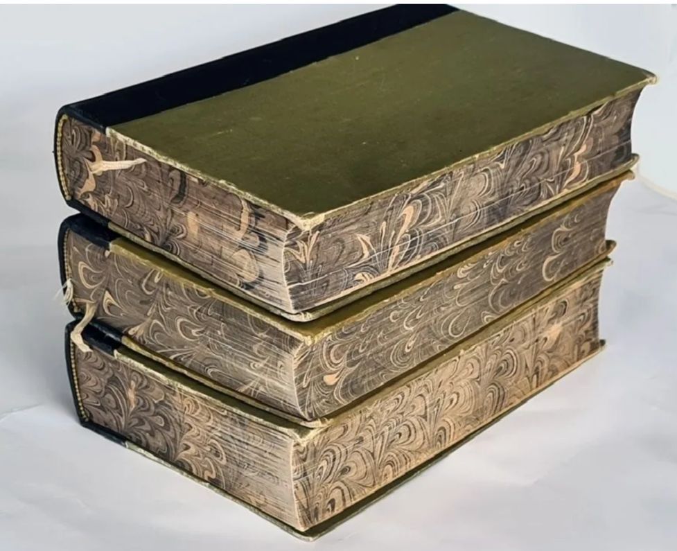 огромный старинный фолиант с тиснением на корешке