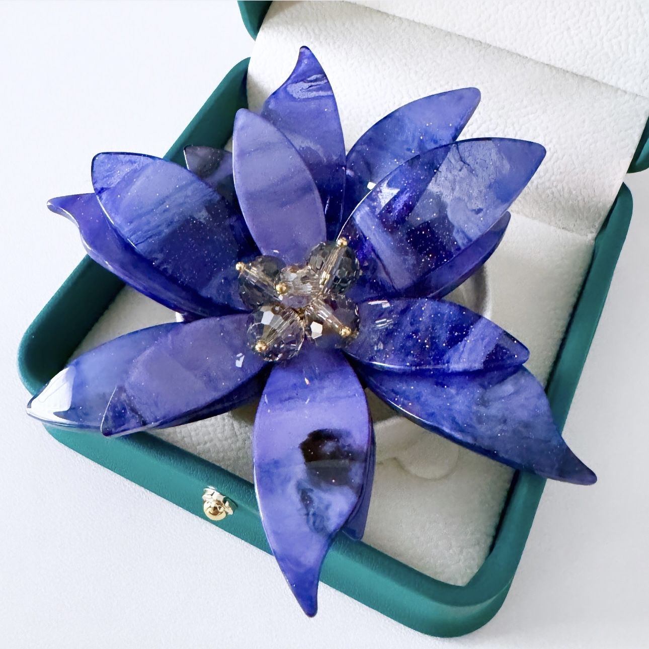 Брошь-Подвеска Изысканный Нежный Цветок из Ювелирного Лавандового Акрила с Цирконо-Цитриновыми Кристаллами в подарочном мешочке из органзы