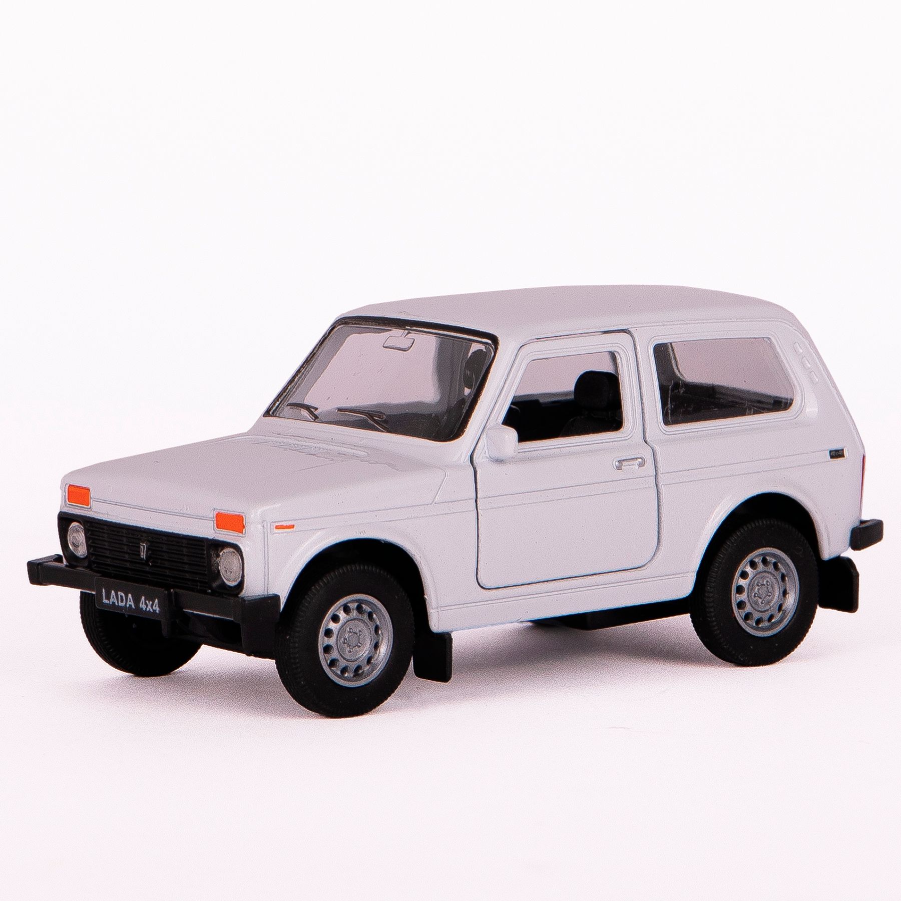 Машинка WELLY 1:38 LADA Niva Белый с пружинным механизмом