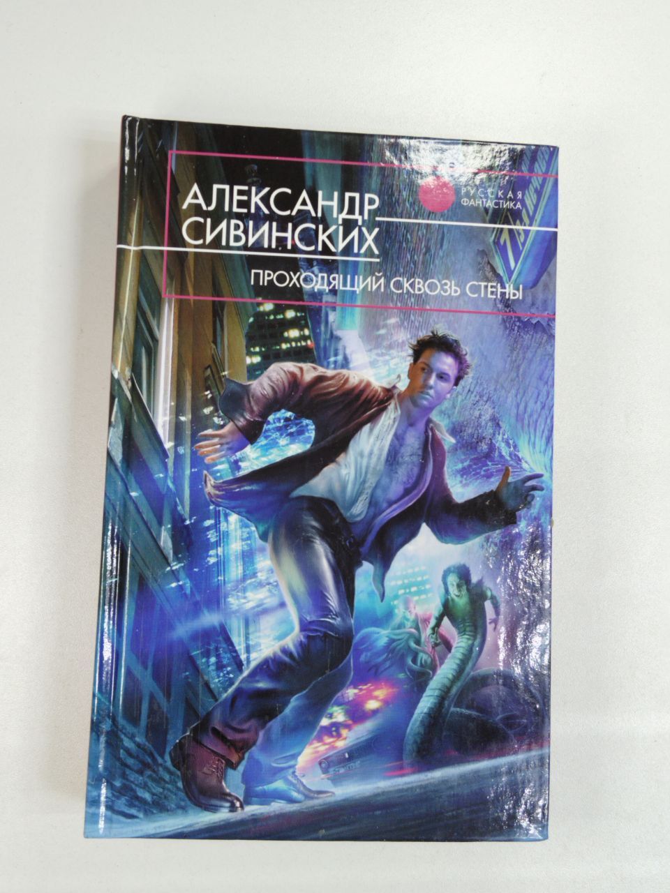 Человек проходит сквозь стену. Человек проходящий сквозь стену памятник в париже. Памятник марселю эме на монмартре. Женщина в опасности арт. Utterly stuck in the wall.