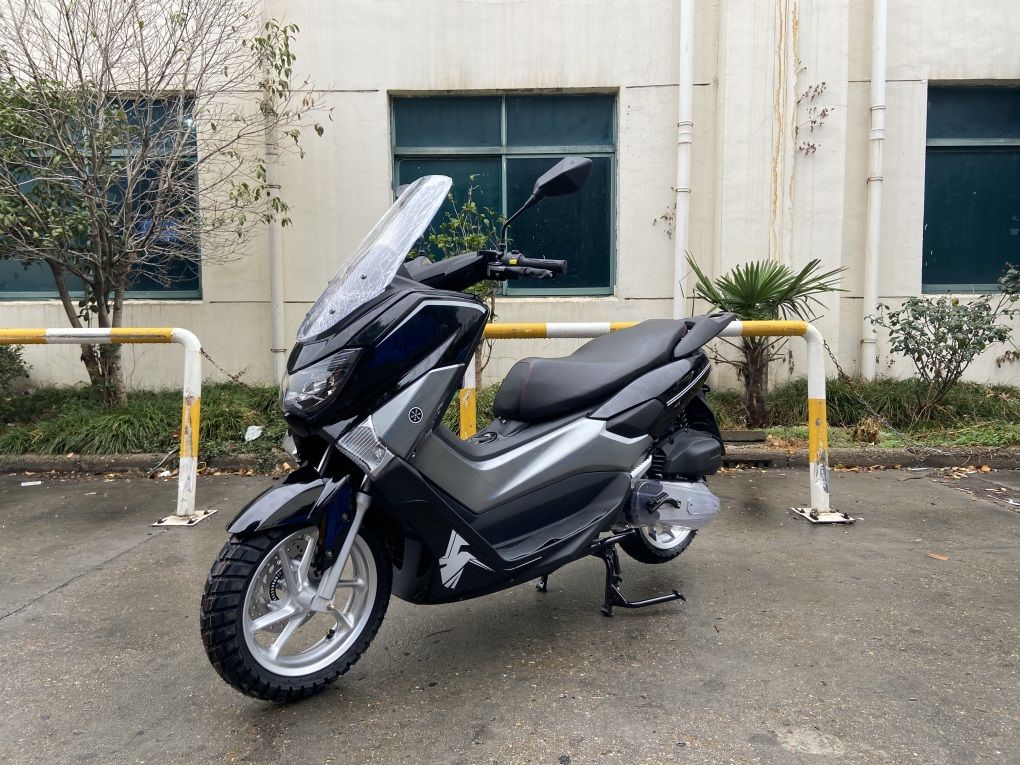 Скутер QUANTUM 125 см3 (49,9 см3, 9 л.с.) (реплика Yamaha NMAX) (черно-серый)