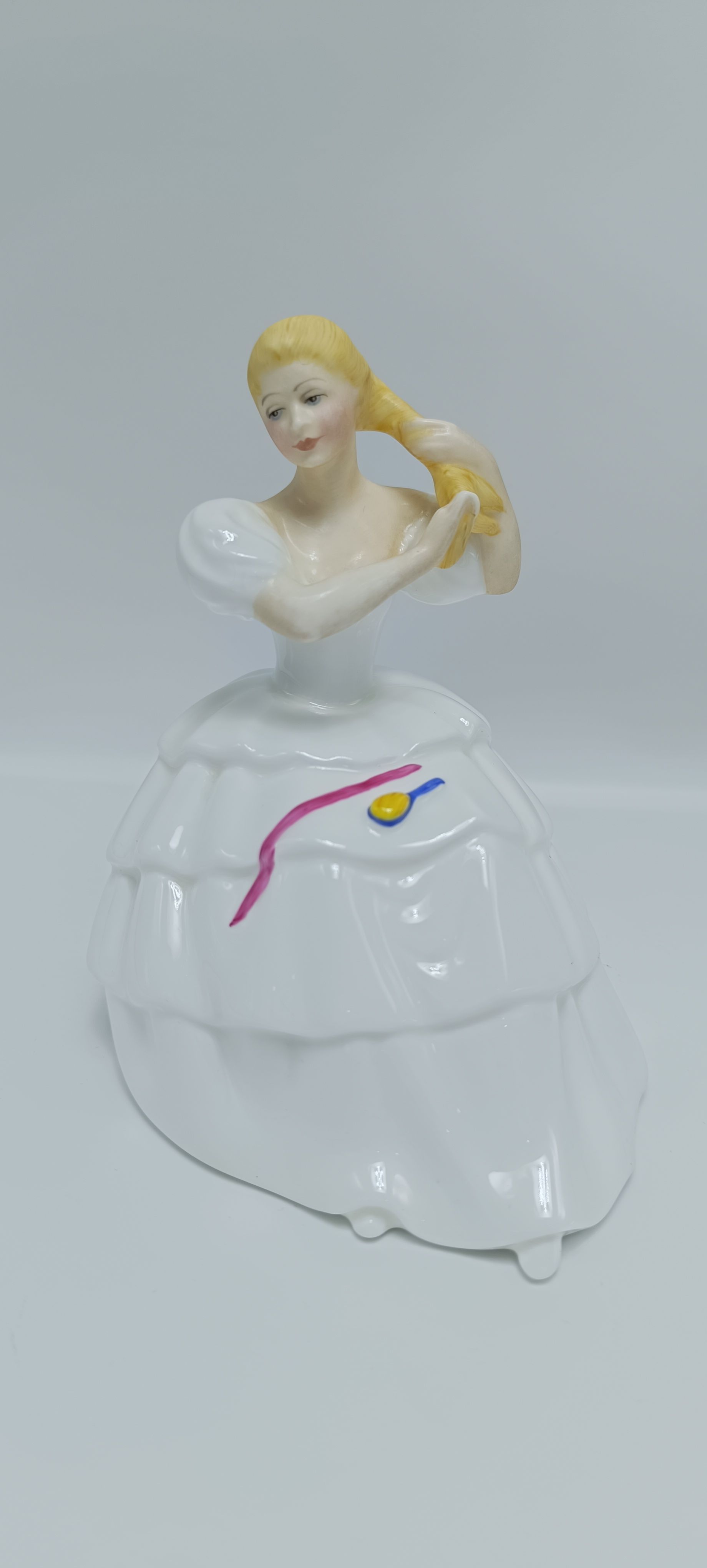 Коллекционная статуэтка "Девушка заплетает волосы". Фарфор. Royal Doulton, Англия 1983 год