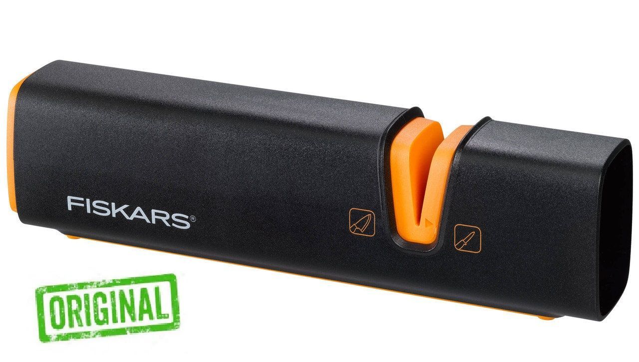 Roll sharp. Заточка ножей фискарс. Камень для точилки фискарс. Нож с точилкой fiskars. Точилка фискарс для ножей и топоров.