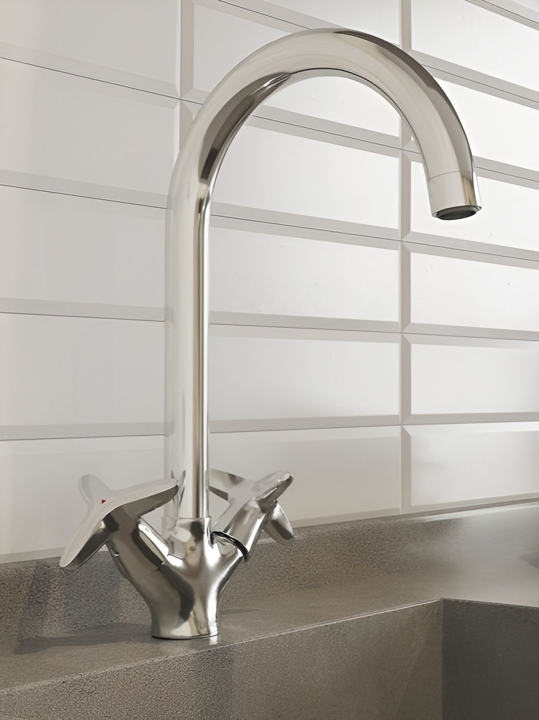 Фото товара на маркетплейсе ozon Смеситель для кухни IDDIS, латунь, поворотный излив, силиконовый аэратор, Copter, COPSBJ0i05