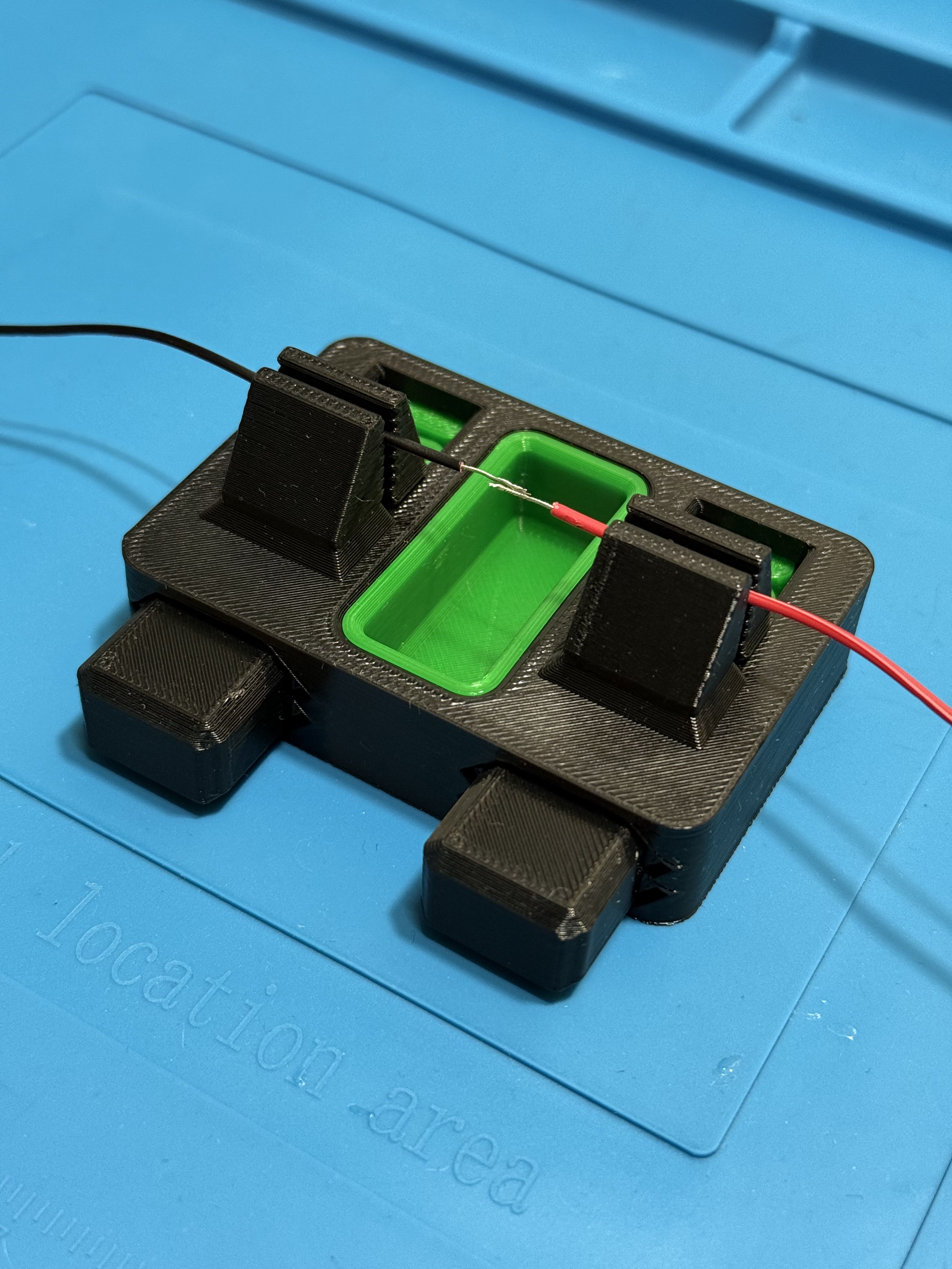 Держательдляпайкипроводовтискитретьярука(черно-зеленый)