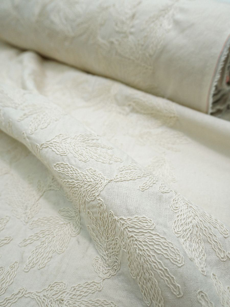 крупный план льняной ткани с вышивкой