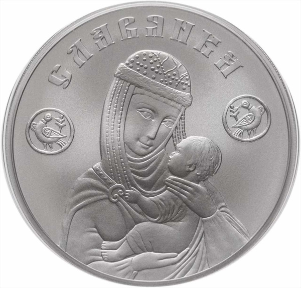 серебряная монета славянка на темном фоне