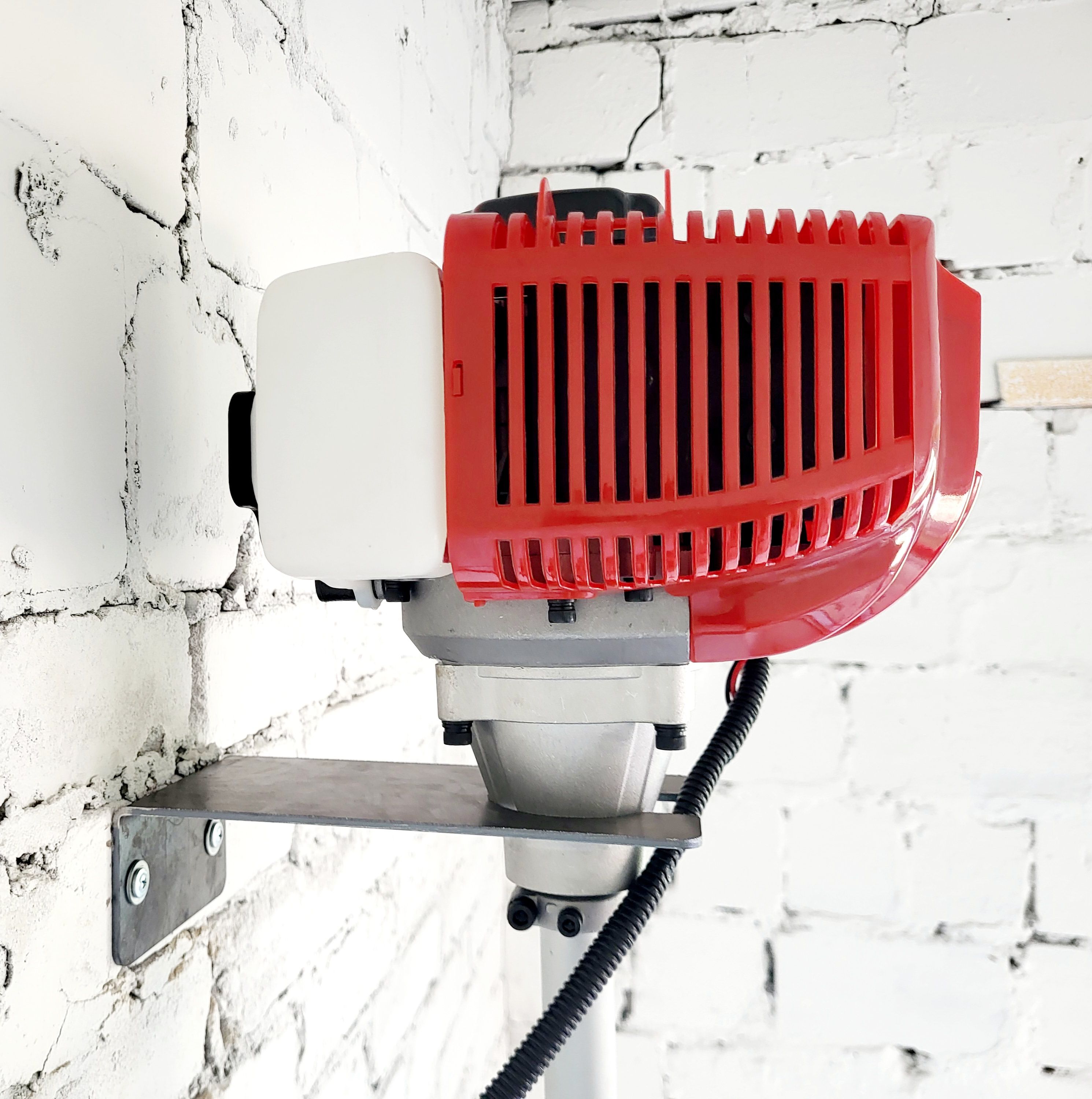 Держатель для триммера (бензокосы) на стену