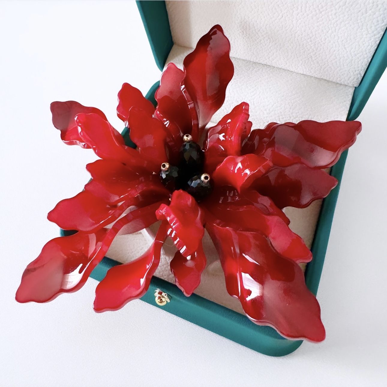 Брошь-Подвеска крупная Изысканный Нежный Цветок из Ювелирного Рубинового Акрила с Кристаллами Черного Агата в подарочном мешочке из органзы