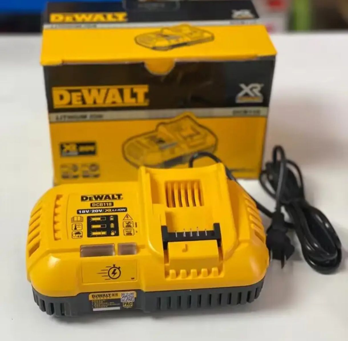 Быстрое зарядное устройство DeWALT DCB118 (ОРИГИНАЛ)