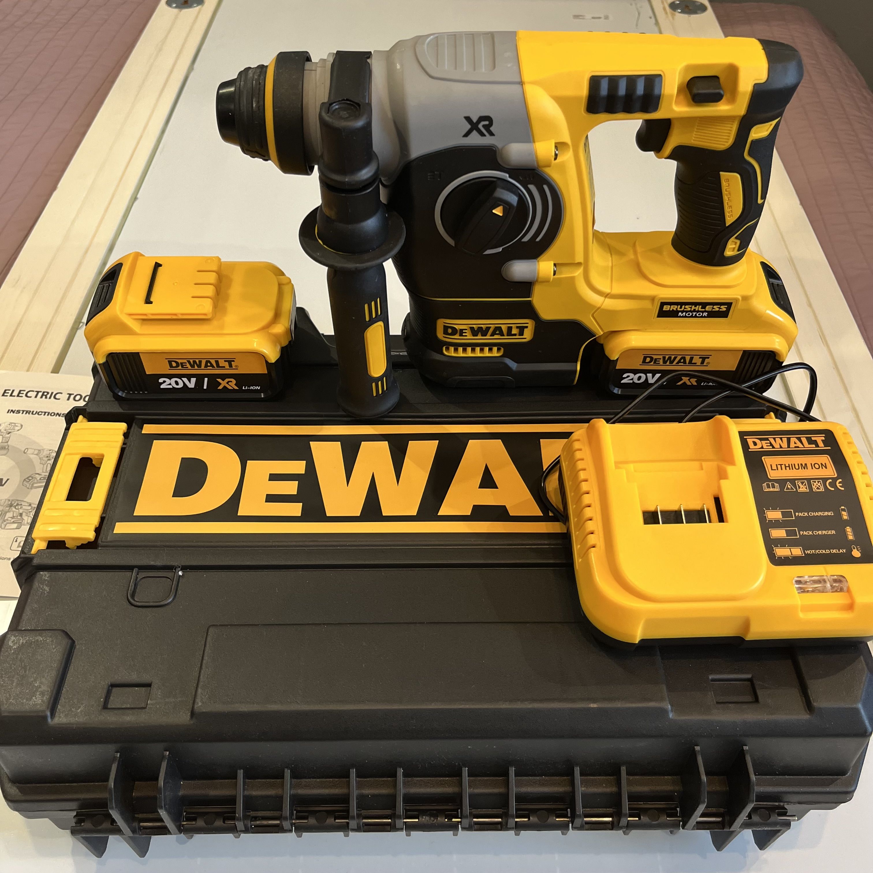 DeWalt Перфоратор 900 Вт, 2 акк.