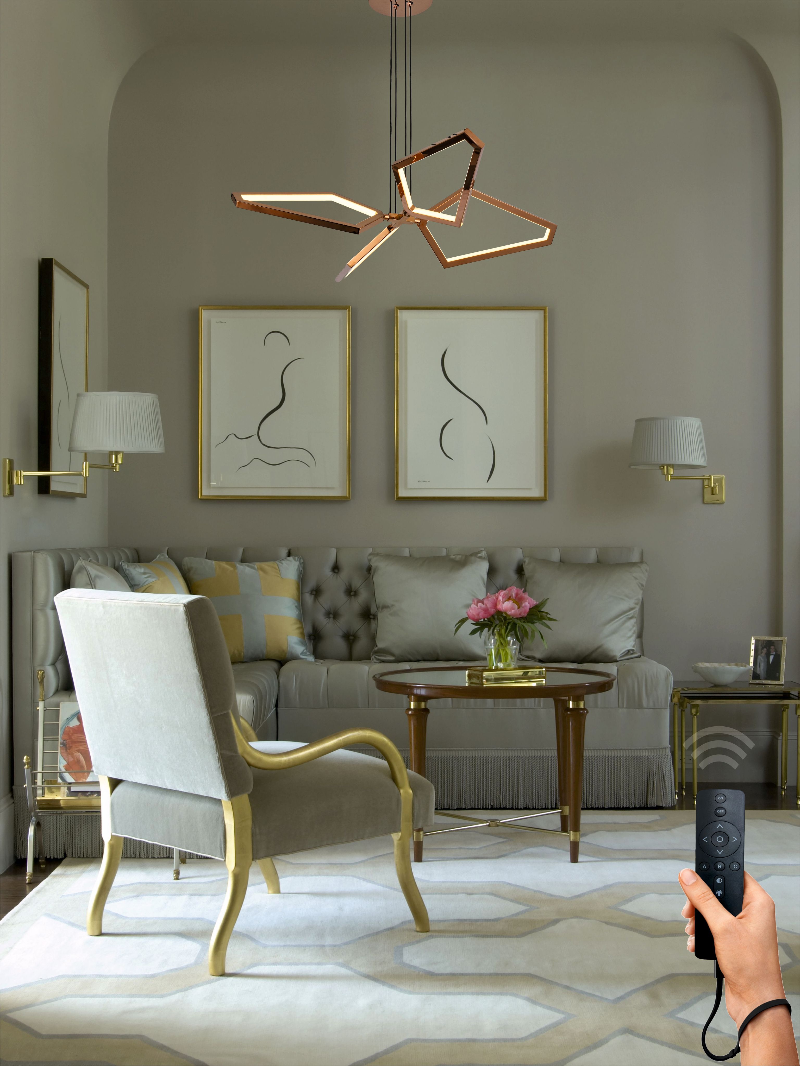 Интерьер в серо золотых тонах. Современная живопись в интерьере. Интерьер серый с золотым. Панно в интерьере гостиной. Серо-золотая гостиная.