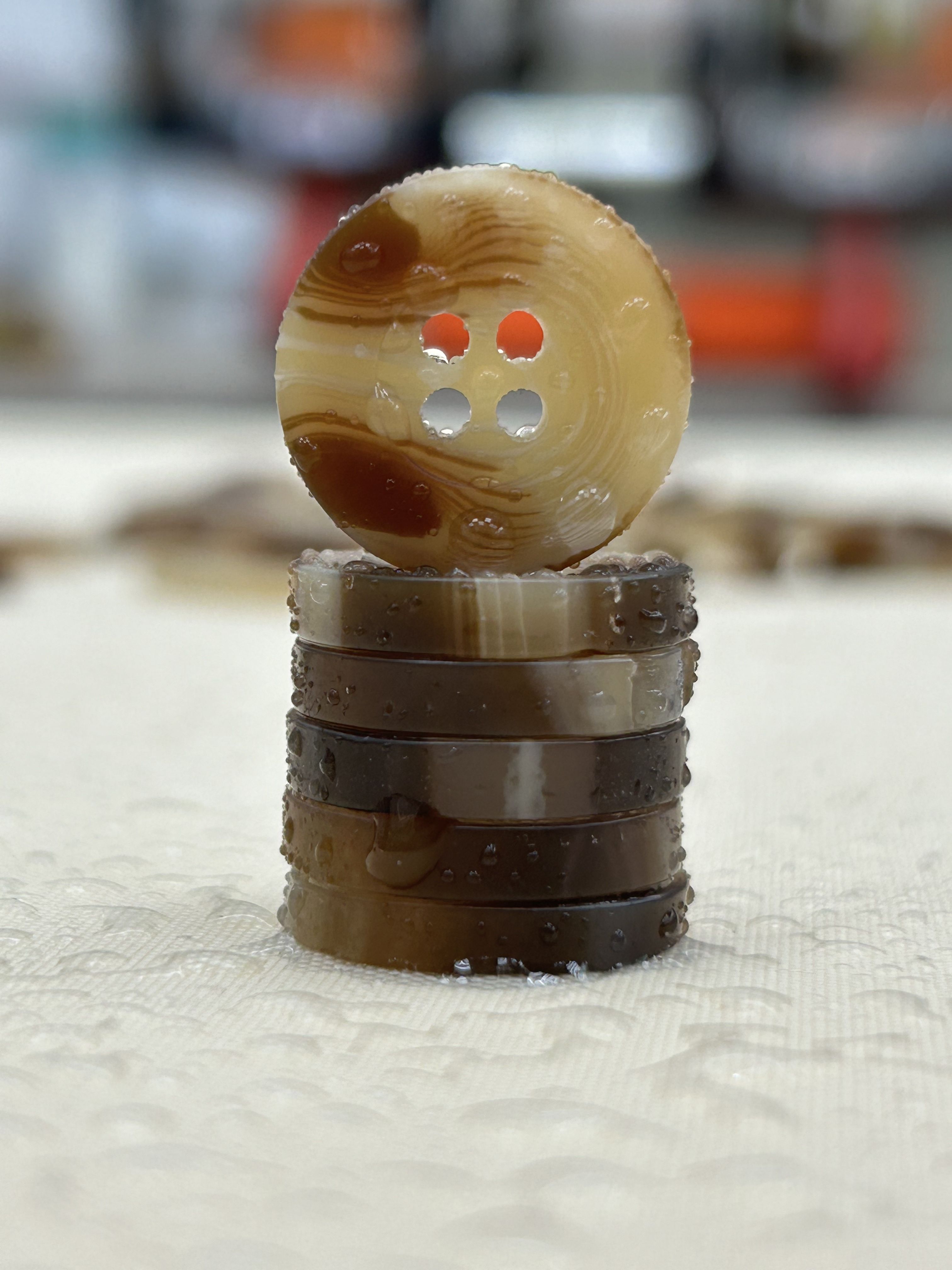 Пуговицы с 4-мя дырками толстые