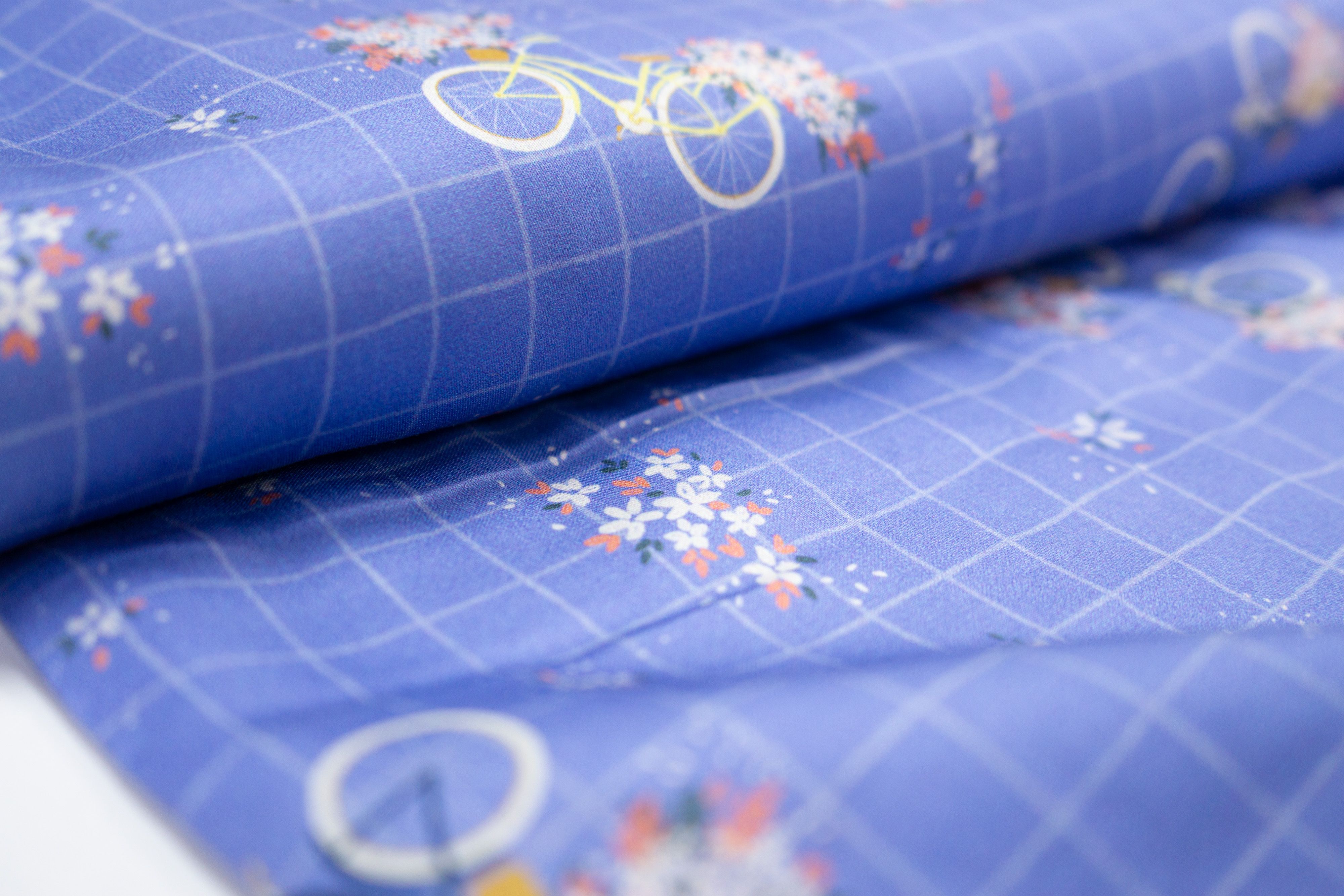 Ткань Хлопок шелковистый голубой, принт в клетку с велосипедами