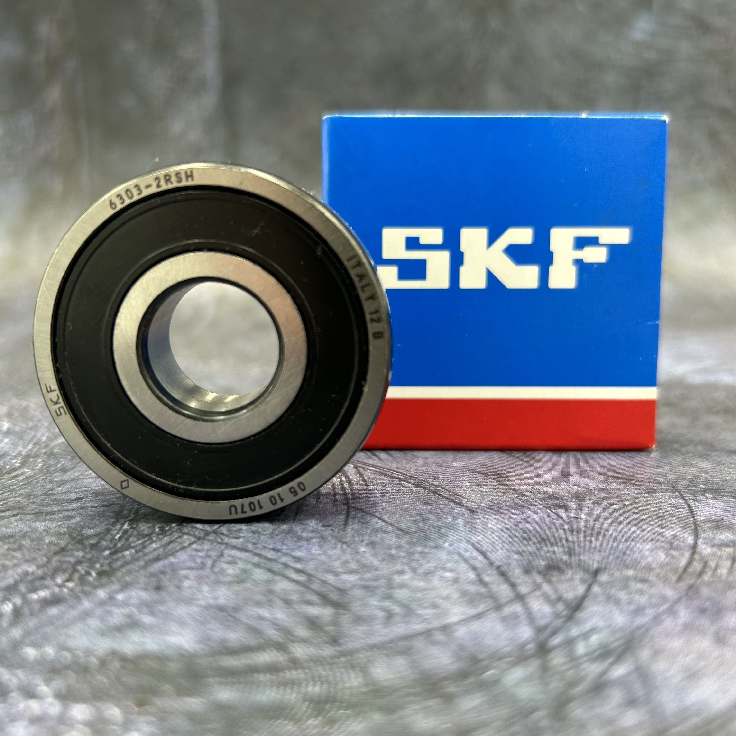 Подшипник SKF 6303 2RS. Made in Italy ,размер 17*47*14,универсальный