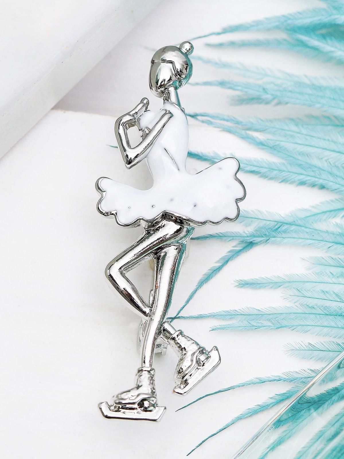 Брошь женская бижутерия "Фигуристка", цвет белый в серебре