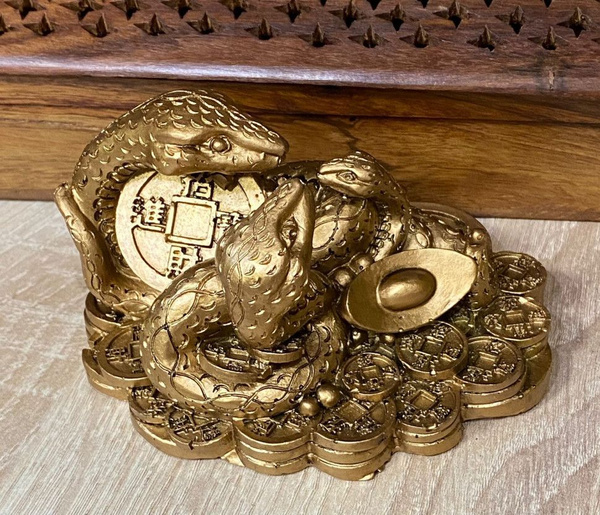 Фигурка "Три змеи на монетах" купить на OZON по низкой цене (1738667253)