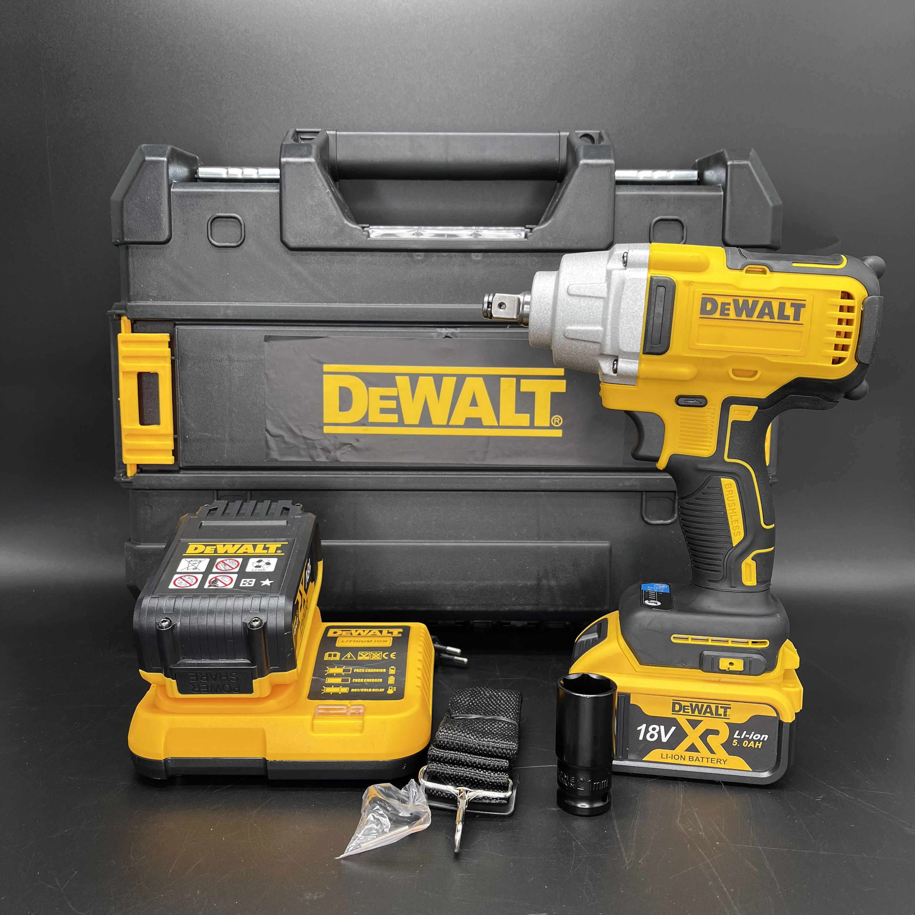 Гайковерт в кейсе DeWalt 18V, 2200 об./мин, 2 АкБ в комплекте