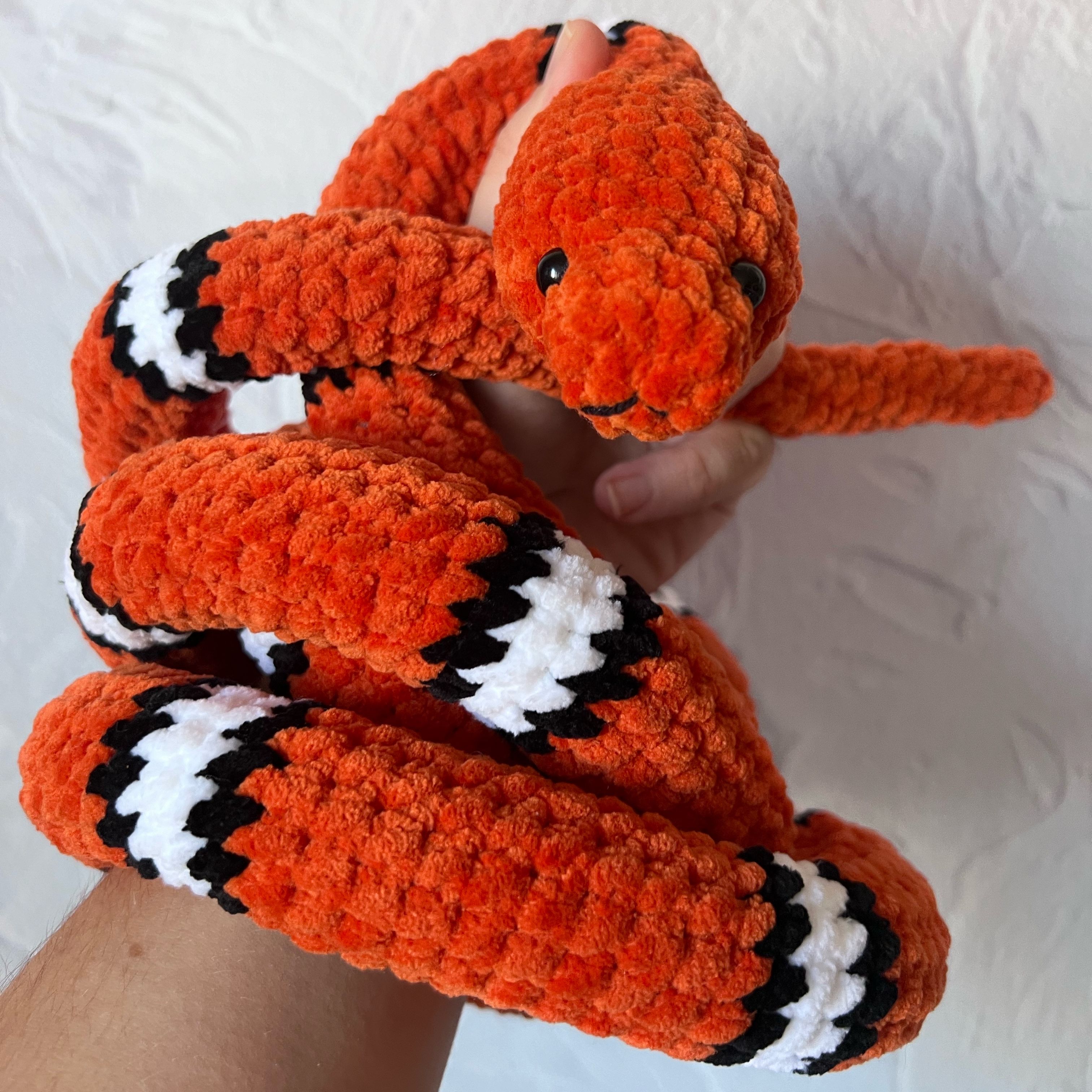Вязаные игрушки змеи