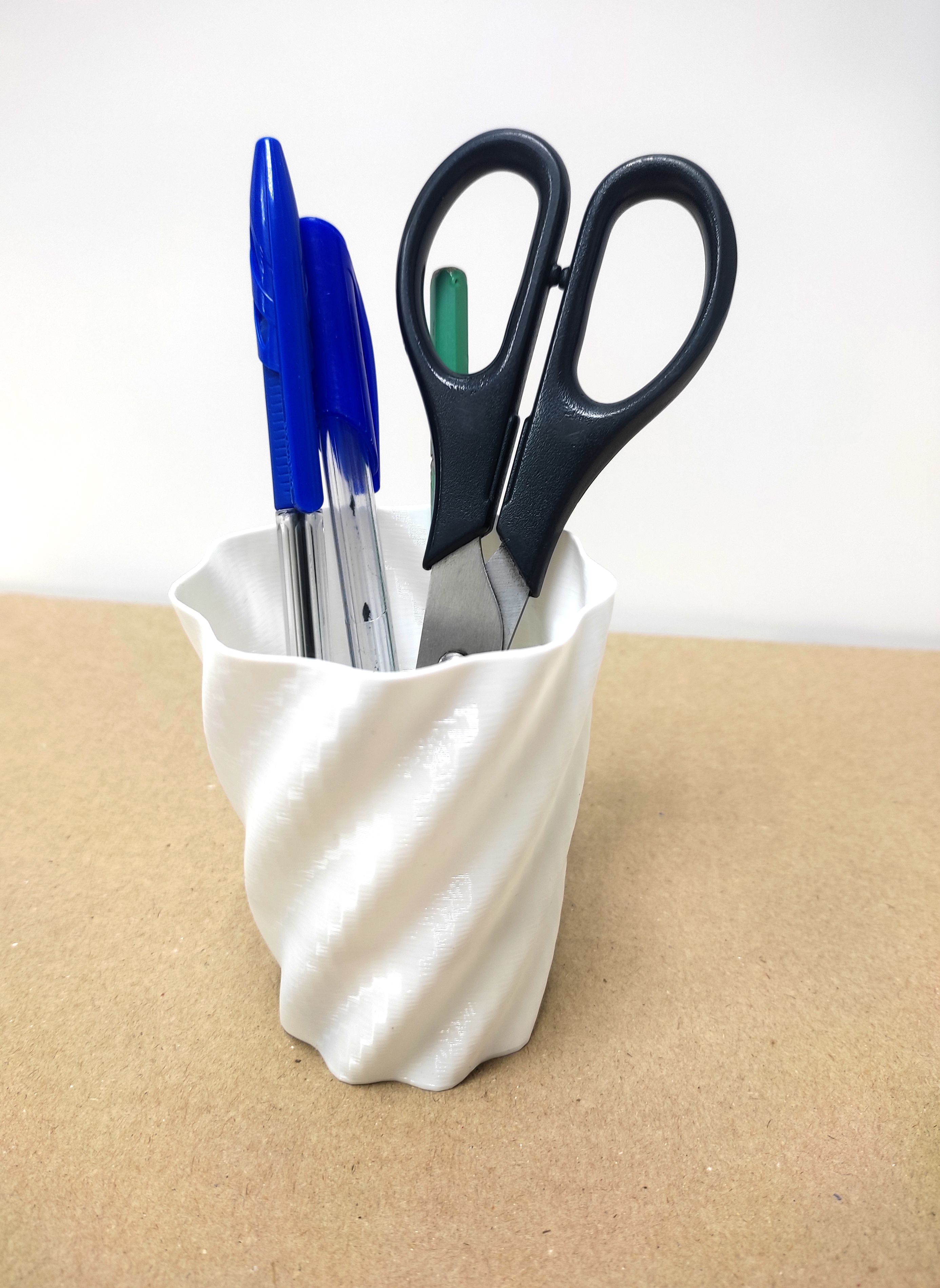 Подставка для ручек, карандашей и фломастеров, белая