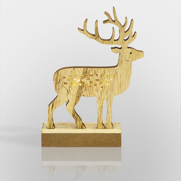 деревянная фигурка оленя на рабочем столе