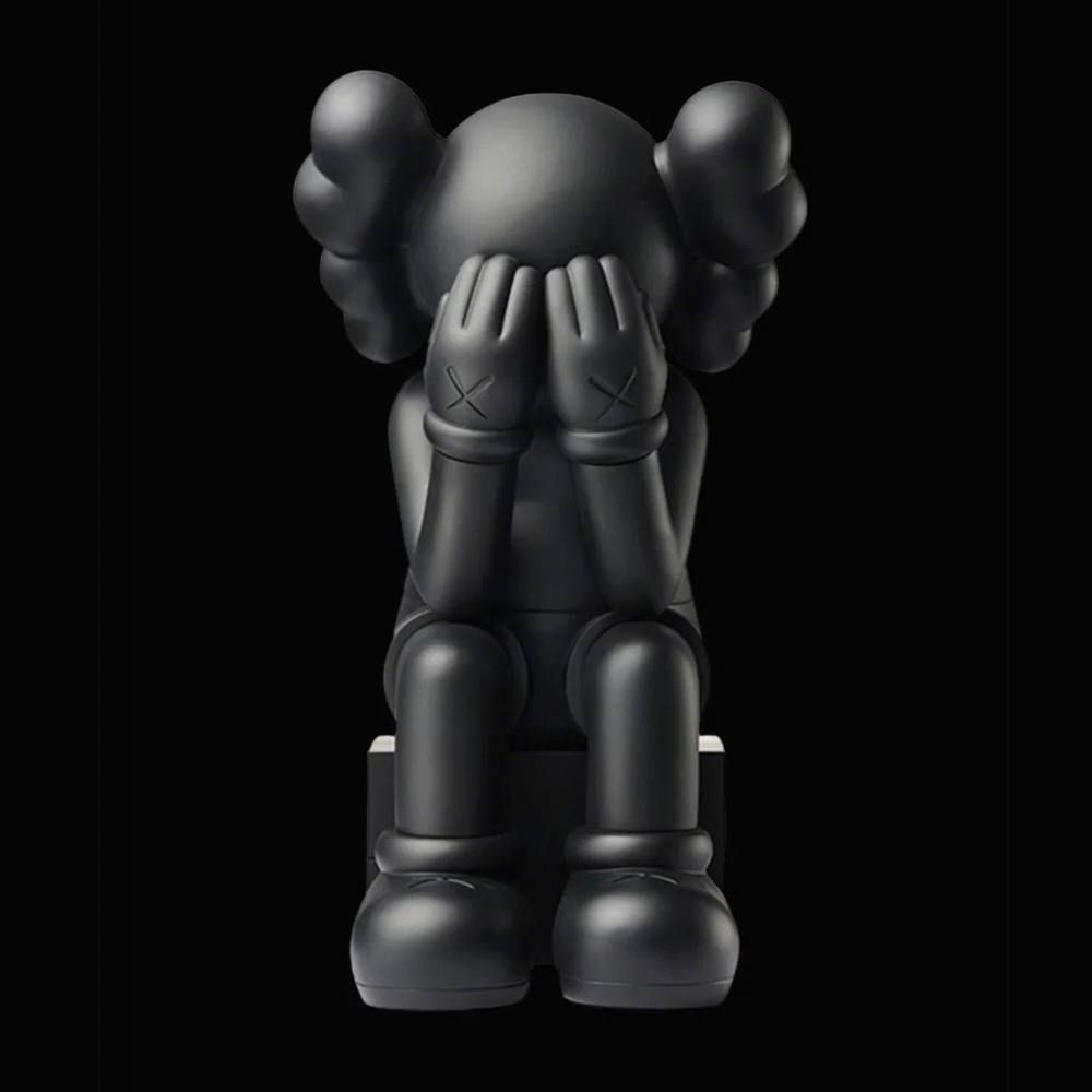 Коллекционная фигурка 28 см KAWS Companion Sit. черная.