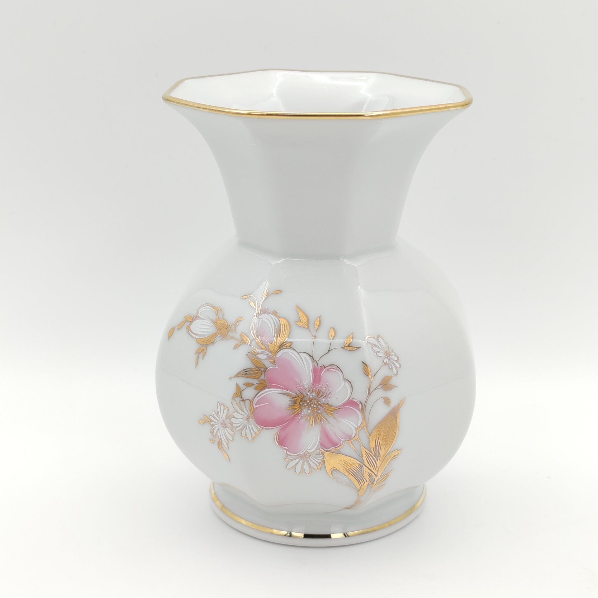 Миниатюрная ваза с гранями, украшенная розовым букетом, Gloria Fine Porcelain Bavaria, фарфор, деколь, золочение, Германия, 1970-1980 гг.