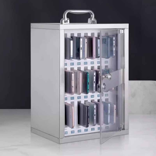 прозрачный сейф с деньгами внутри, стоящий в офисе