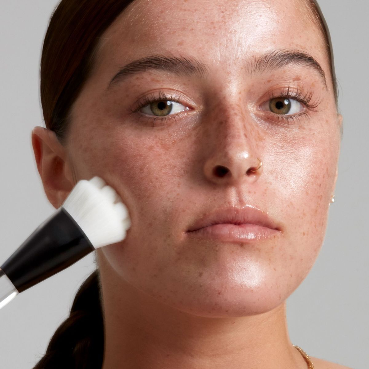 High primer. Кисти NYX. Иллюстрация нанесение праймера базу под макияж. Модель лицо 30+ наносит праймер.