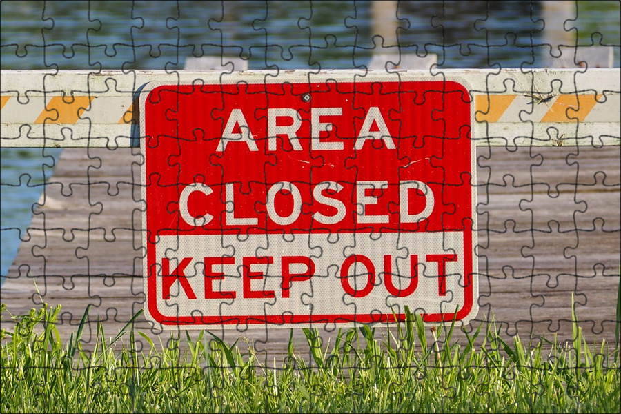 Please close the door caricatura. Please keep the door closed. Keep the door closed. Keep kept. Keep her close.