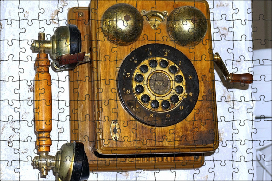 Старый телефон. Антикварный телефонный аппарат. Старинный телефон. Старый телефонный аппарат. Установить 40 телефонов