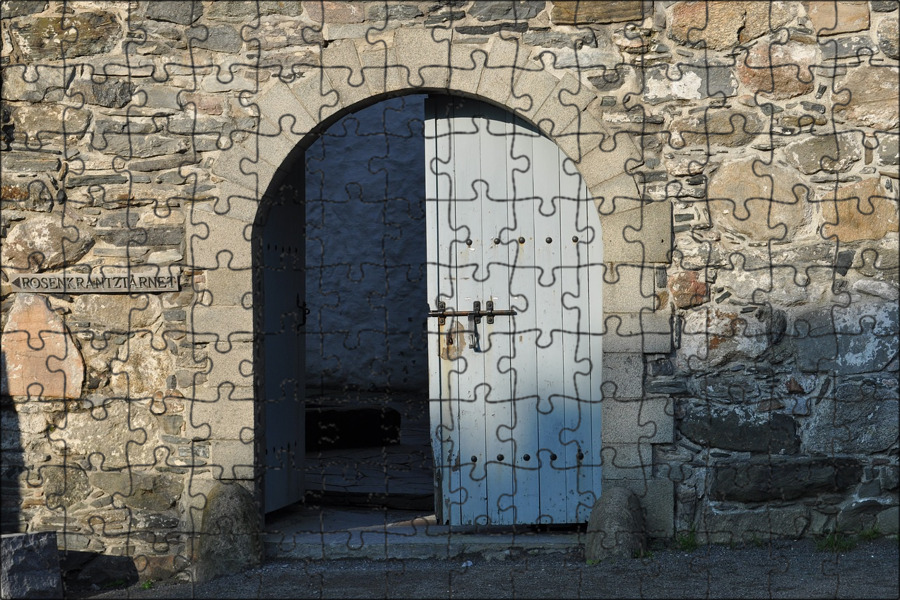 Дверь открывающаяся в стену