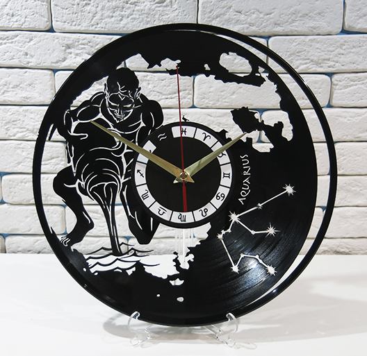 Часы водолей. Принц виниловые часы. Фигурка с часами водолей. Часы змеевик настольные. Часы водолей.