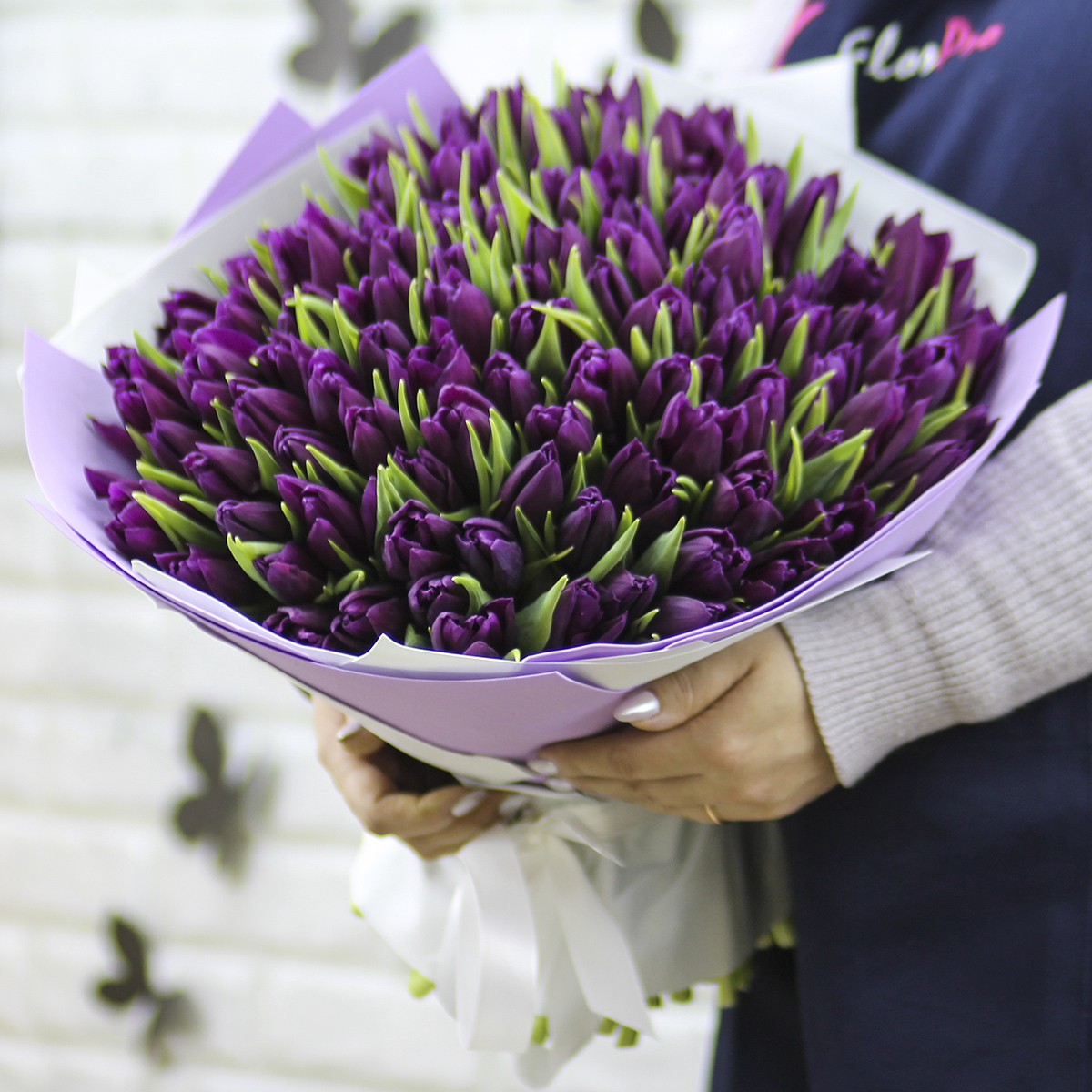 Фиолетовые тюльпаны купить. 101 Фиолетовый тюльпан. 101 Лиловый тюльпан. Тюльпаны в сиреневой упаковке. Фиолетовые тюльпаны в упаковке.