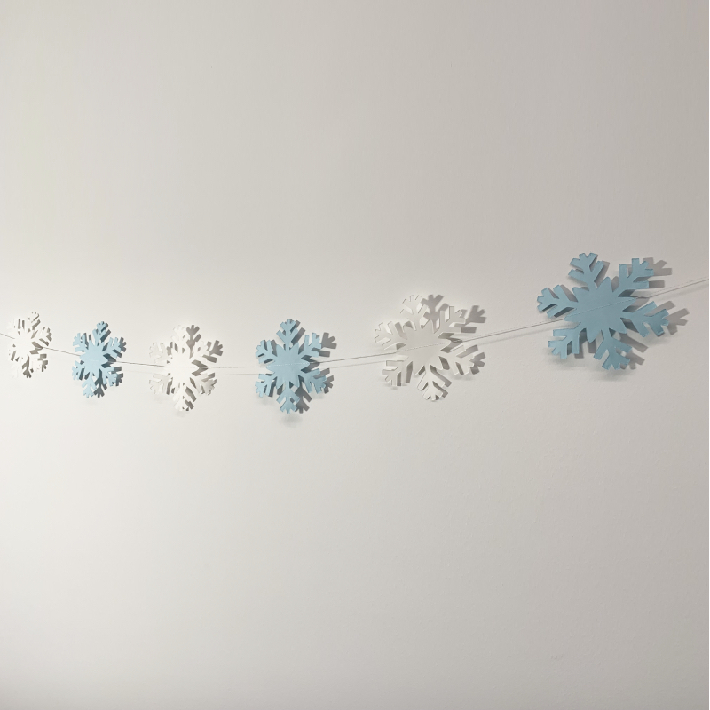 Снежинка растяжка игра. Снежинка из фетра. Новогодняя растяжка снежинки. Снежинка из картона. Украшение на скотче "снежинка".