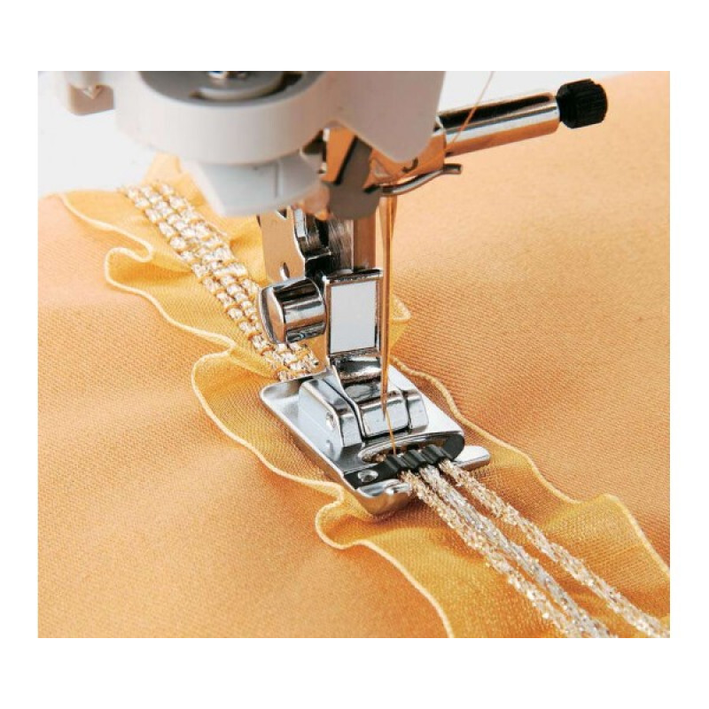 Лапка pfaff 820221-096. Лапка для швейной машинки. Как работает лапка. Лаки для швейной машины pfaff. Держатель прижимной лапки janome se522.