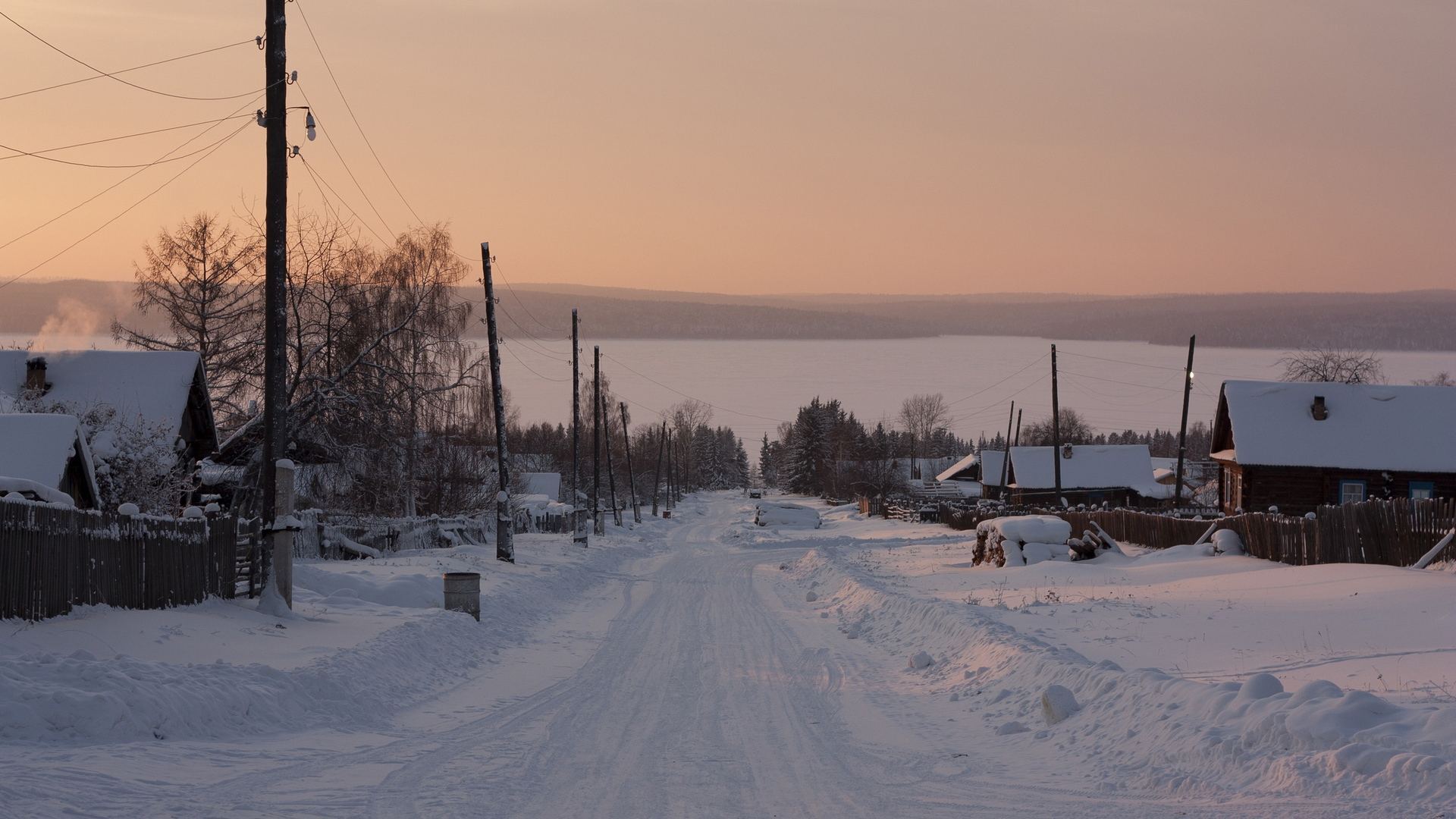 деревня у реки зимой