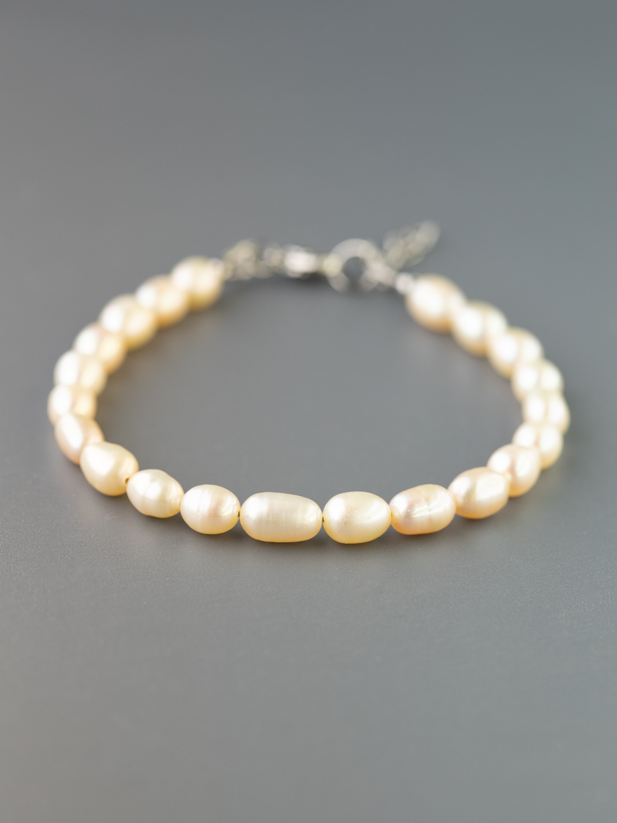 Браслеты с натуральным жемчугом. Жемчужный браслет натуральный. Браслет из мелкого жемчуга. Браслет из жемчуга. Браслет из натурального жемчуга.