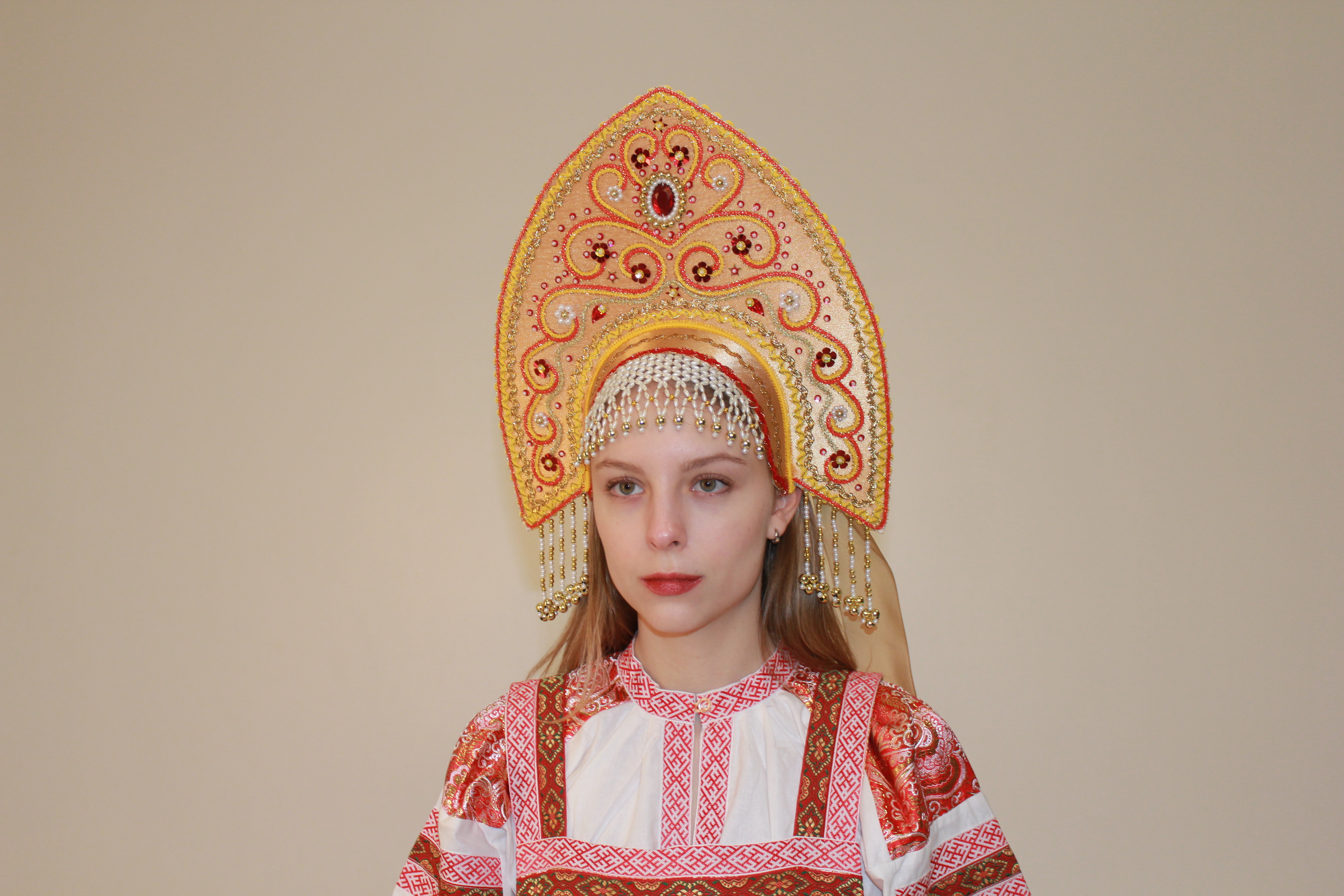 Девочка в русском народном костюме с кокошником спит