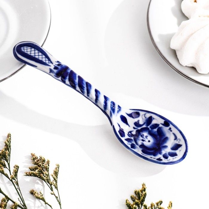 огромная ложка. 1 большая ложка. деревянная ложка гжель. ложка деревянная на подставке. с большой ложкой.