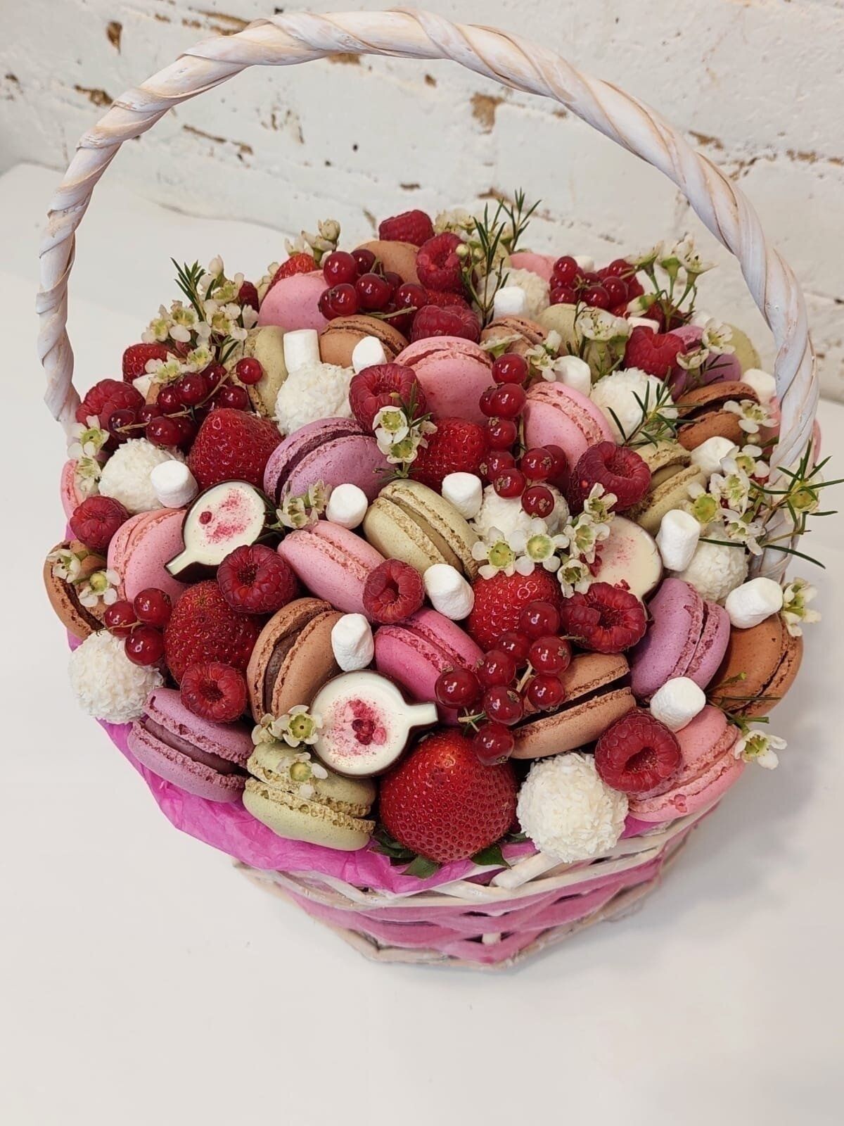 Ягодная корзина с макарунами , Корзина 30 см / Съедобный букет